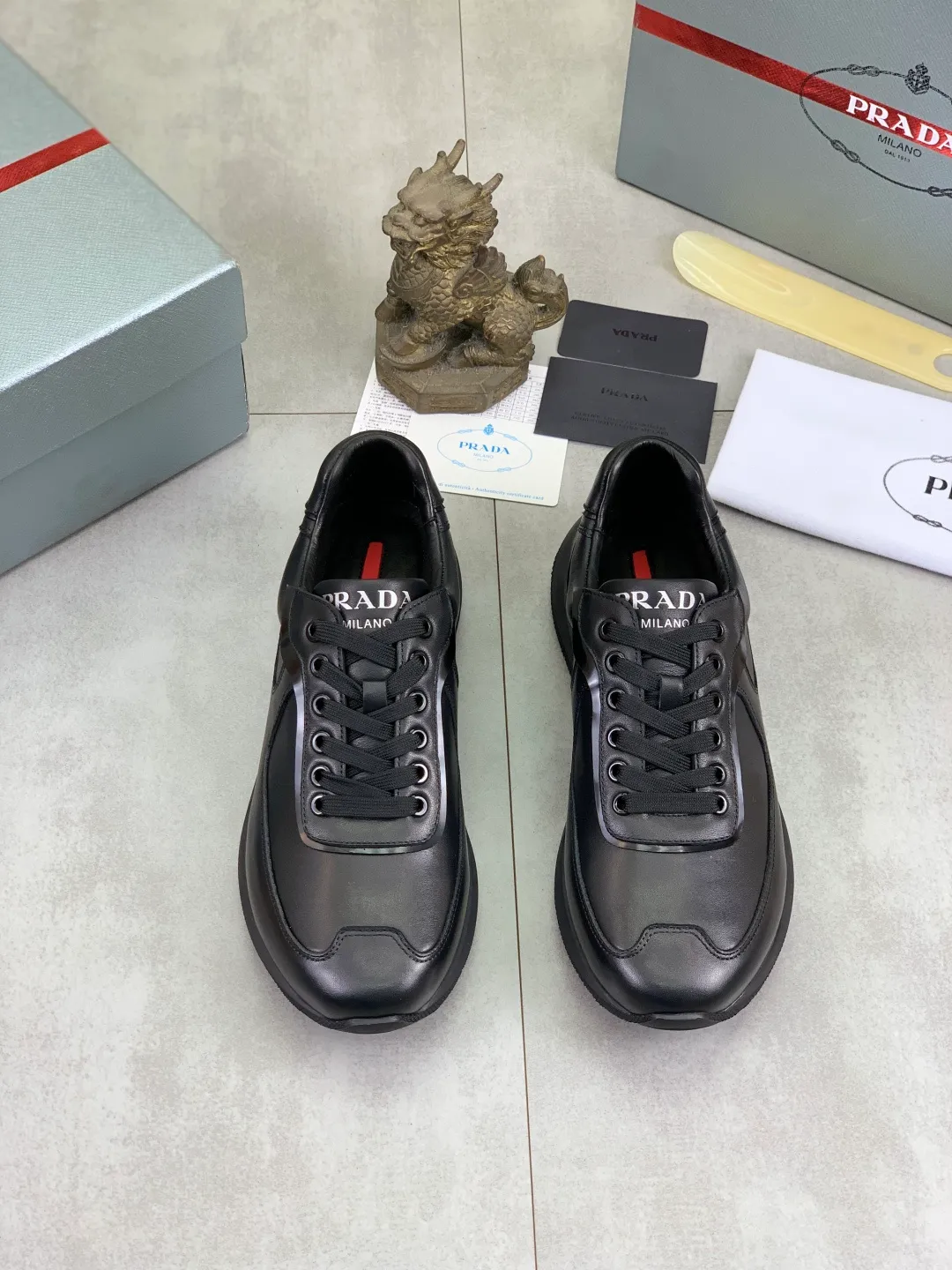 Men's men's shoes💰P600💰【New style】Top quality, classic popular models on the official website, timeless for a century,🆘 The trendy brand (Prada) mainly promotes popular models, avant-garde and versatile fashionable men's shoes, private version molding, cowhide surface splicing 1:1 oil edge processing... fashionable and simple, original imported cowhide interior cowhide feet; the atmosphere and personality are more fashionable, eye-catching and pursuing class. It will subvert old ideas and be a must-have for fashionistas who want to spend time with you! Must keep it! High-end comfort, high-end quality workmanship. Size: 38-44 4️⃣ colors available. full package